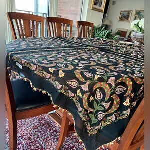 Table cover decorated with handmade tatting